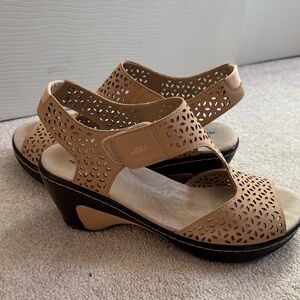 JBU Women's Cutout Tan Sandals